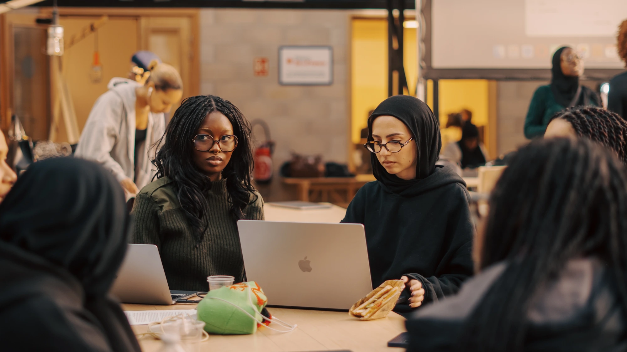 Apprenant·es adultes en atelier de formation collectif au CEPEP